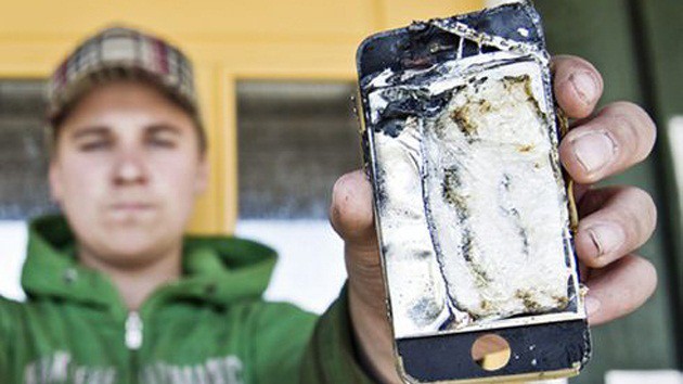 iPhone 4S exploding into guy's pocket